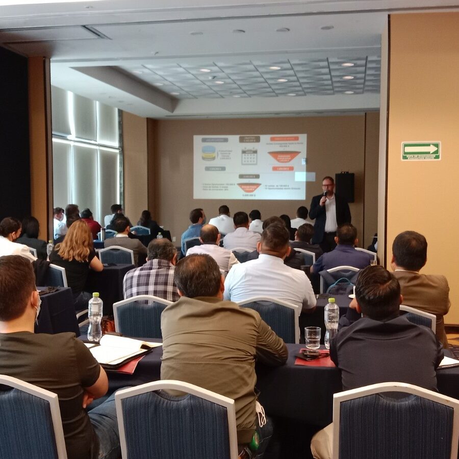Entrenamiento en Cierre de Ventas y Seguimiento Comercial para Ingenieros Entrenamiento en Cierre de Ventas y Seguimiento Comercial para Ingenieros