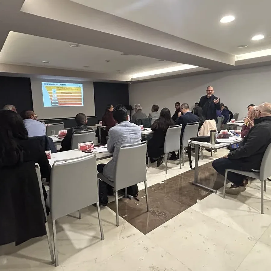 Entrenamiento en Cierre de Ventas y Seguimiento Comercial para Ingenieros Entrenamiento en Cierre de Ventas y Seguimiento Comercial para Ingenieros